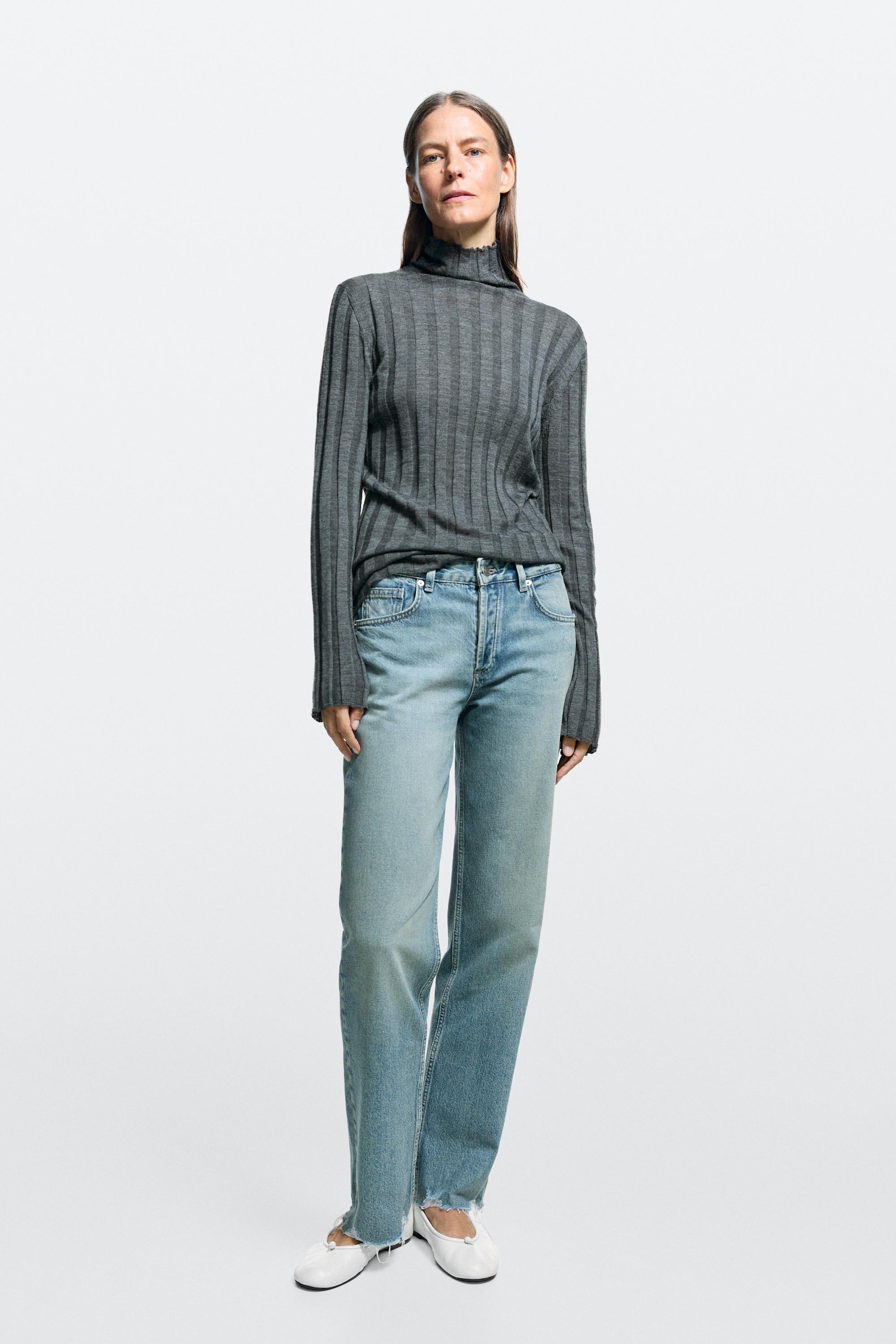 Mid-waist stovepipe jeans with frayed hems